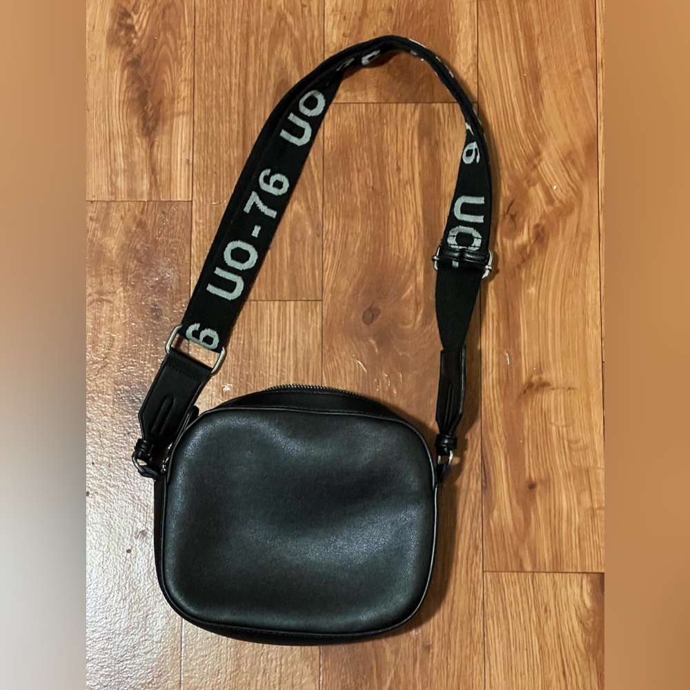 Urban outfitters black camera bag one size
